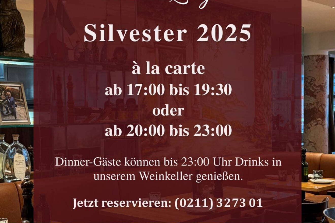 casaluigi Restaurantinterieur mit gedeckten Tischen und Stühlen. Der eingeblendete Text in deutscher Sprache kündigt Silvester 2025 im CASA Luigi an, mit Essen à la carte von 5-7:30pm oder 8-11pm. Enthält eine Telefonnummer für die Reservierung.