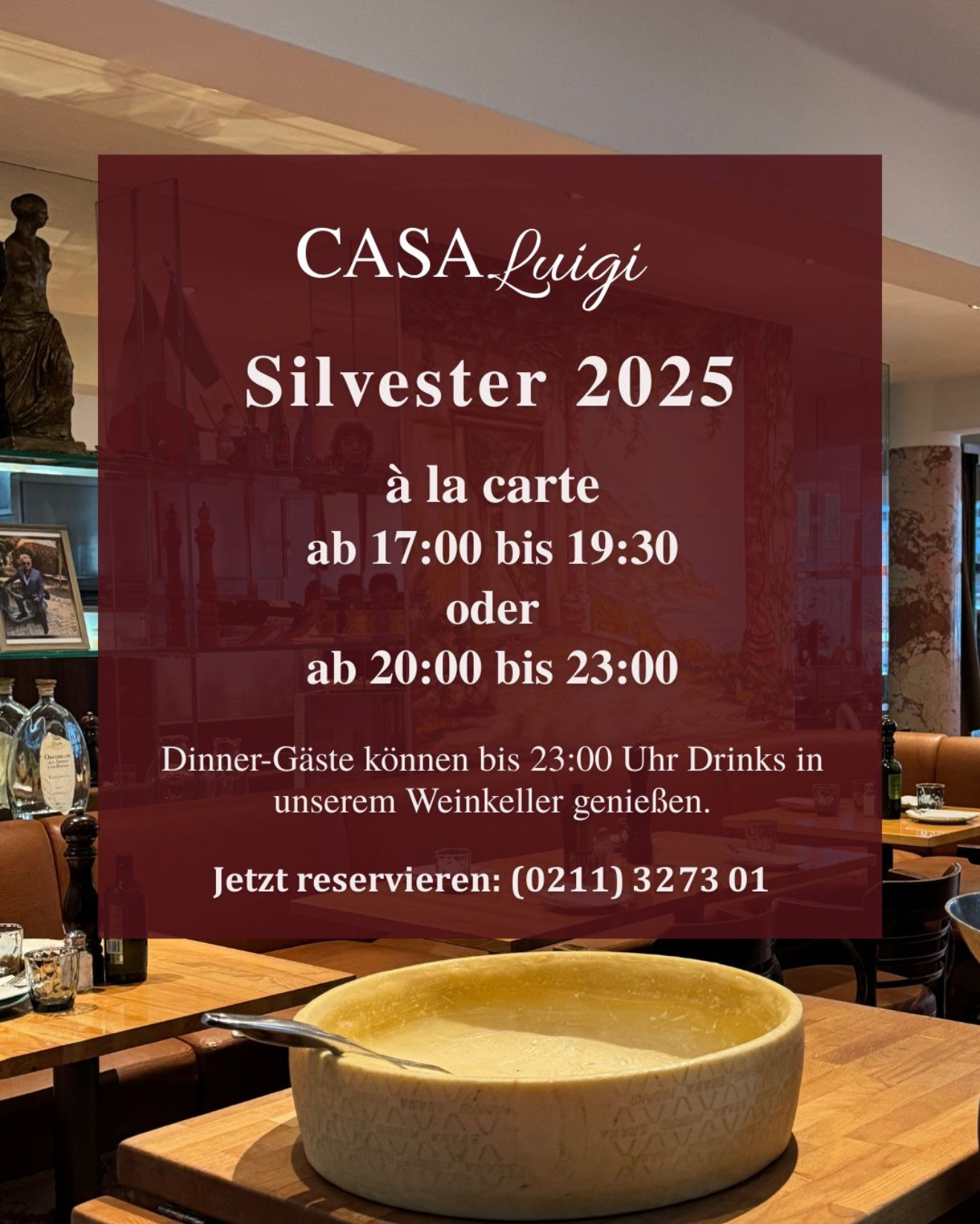 casaluigi Restaurantinterieur mit gedeckten Tischen und Stühlen. Der eingeblendete Text in deutscher Sprache kündigt Silvester 2025 im CASA Luigi an, mit Essen à la carte von 5-7:30pm oder 8-11pm. Enthält eine Telefonnummer für die Reservierung.
